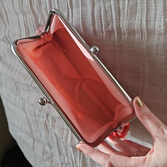 Floral pattern clutch purse - Picture 3 of 4